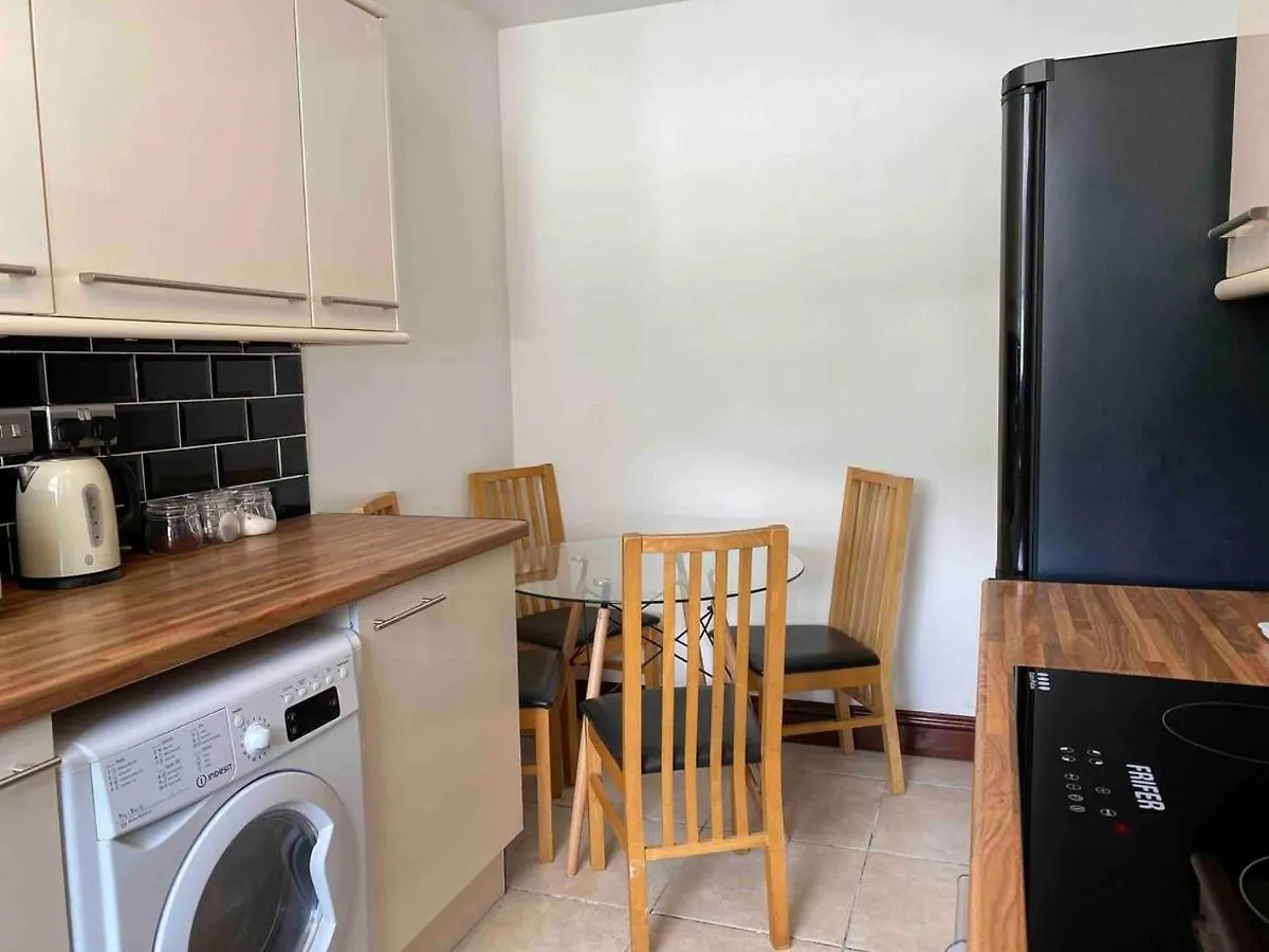 7 Person Home Flat W Parking - Near Swansea Centre United Kingdom