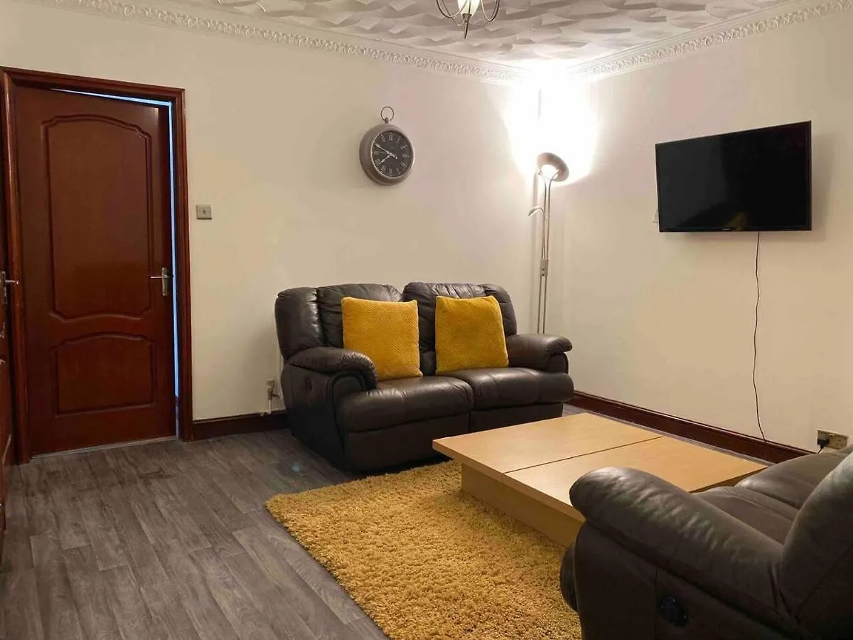 7 Person Home Flat W Parking - Near Swansea Centre 0*,  United Kingdom